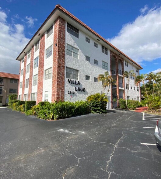 Building Photo - 3910 Crystal Lake Dr
