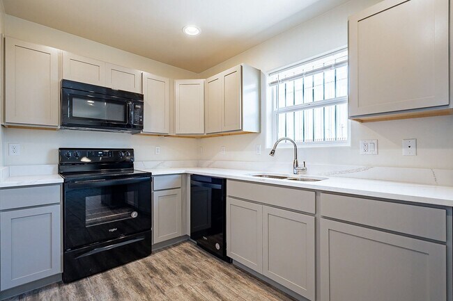 Building Photo - 615 S Santa Rita Ave
