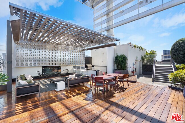 Building Photo - 6250 Hollywood Blvd