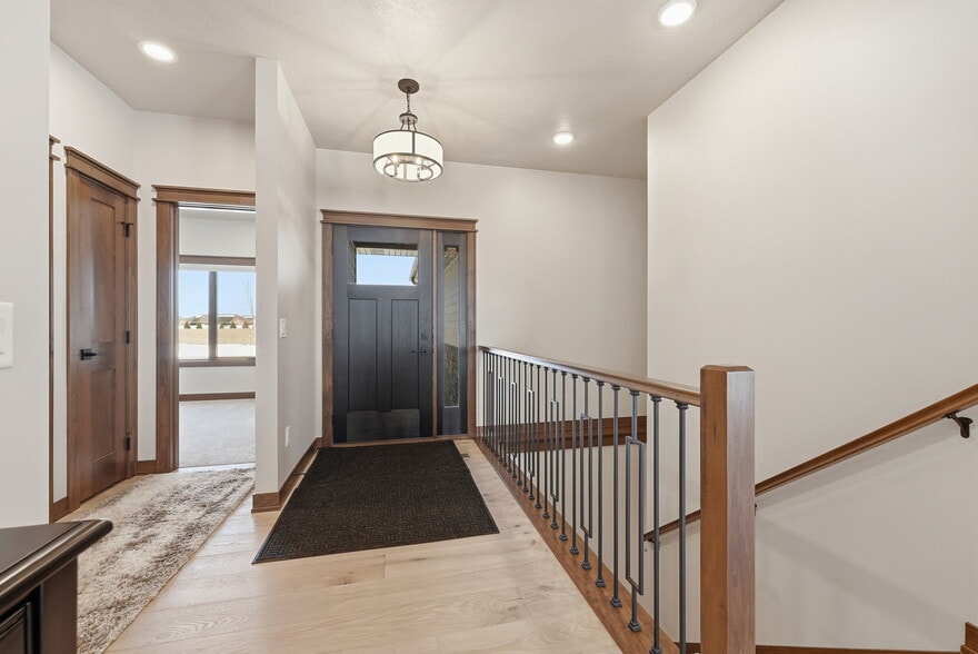 Building Photo - 2701 W Oak Hill Dr