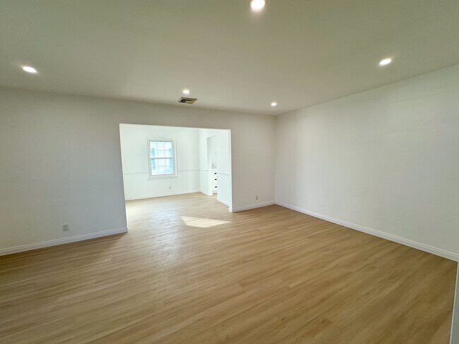 Building Photo - 10419 S Gramercy Pl