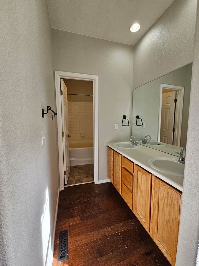 Building Photo - Stunning Highlands Ranch Townhome