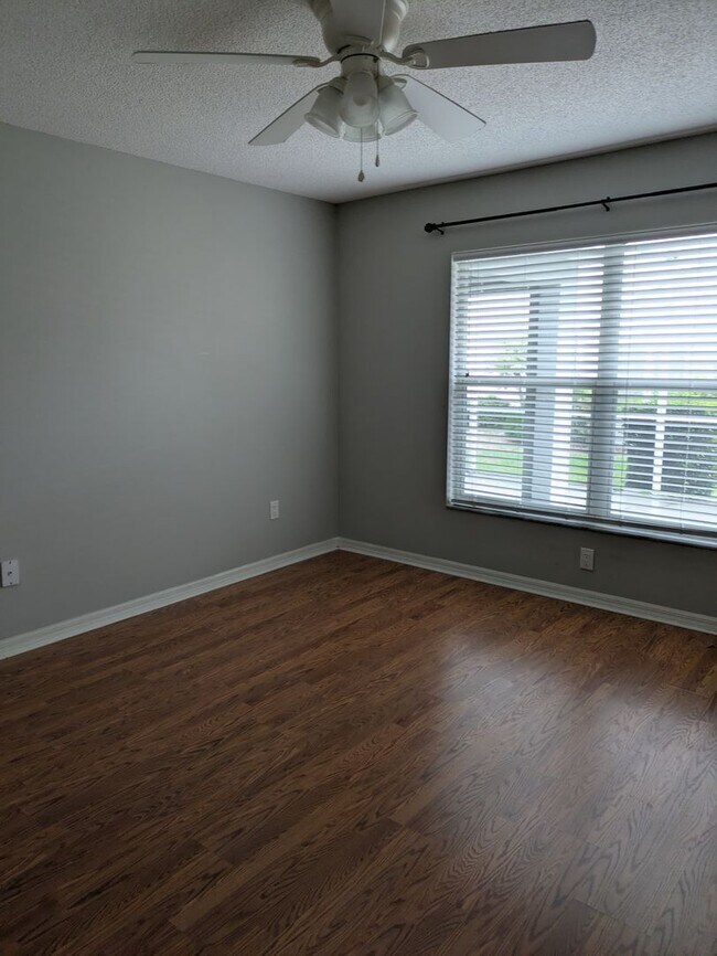 Building Photo - 866 Oak Forest Dr