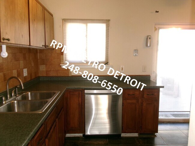 Building Photo - Move in ready Ranch Style Home in Westland