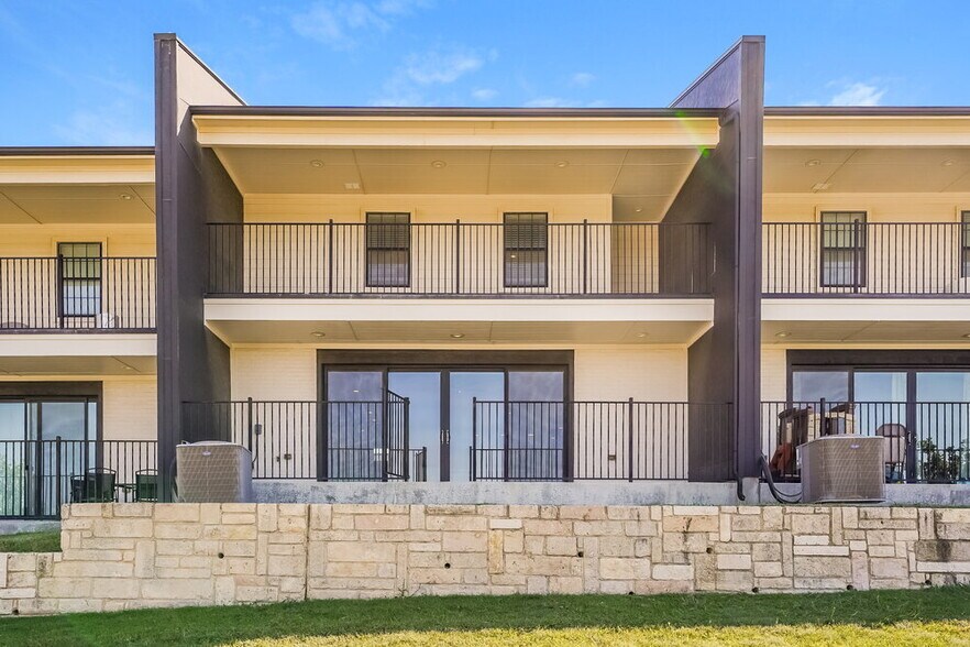 Building Photo - 7149 9th Hole Dr