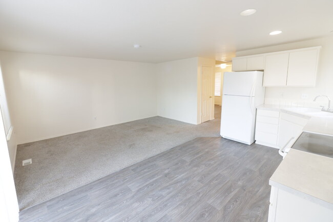 Building Photo - Newly updated Spacious 3 bedroom 2 bath Duplex in Hubbard.