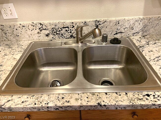 Building Photo - 352 Pine Haven St