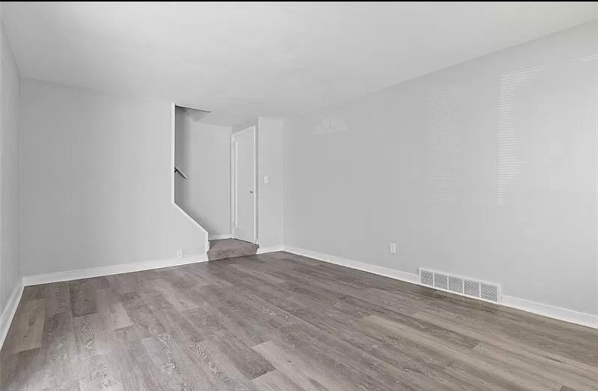 Building Photo - 118 Macfarlane Dr