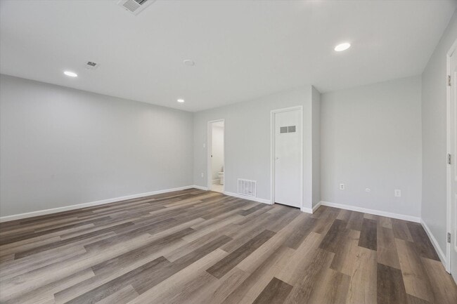 Building Photo - Available Immediately – Renovated 2B/1.5B ...