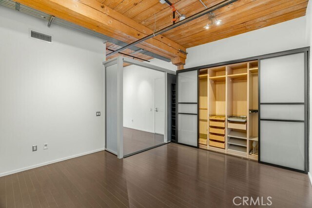 Building Photo - 530 S Hewitt St