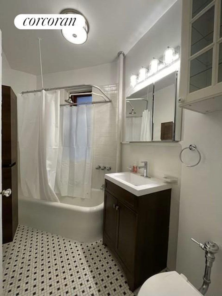 Building Photo - 527 W 110th St