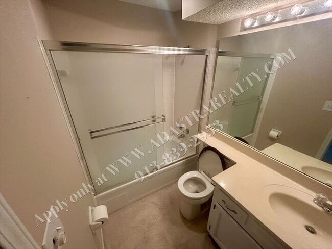 Building Photo - Spacious 2 Bed 2 Bath Ground Floor Unit-Available NOW!!