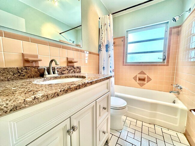 Building Photo - Bright & cozy 2bedroom 1bath home with out...