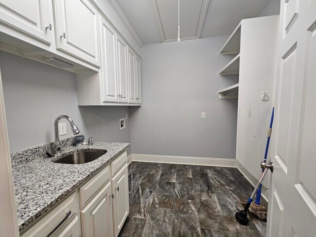Building Photo - 1290 Tivoli Rd
