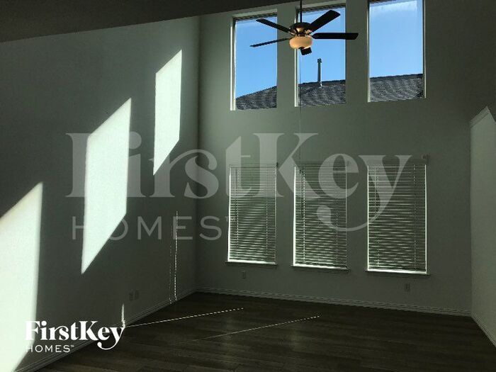 Building Photo - 2512 Northcote Dr