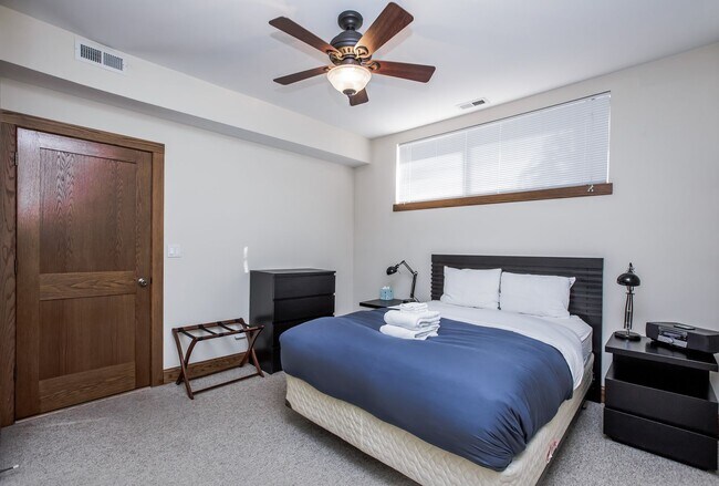Building Photo - Bucktown: Fully furnished gorgeous 3 Bed, ...