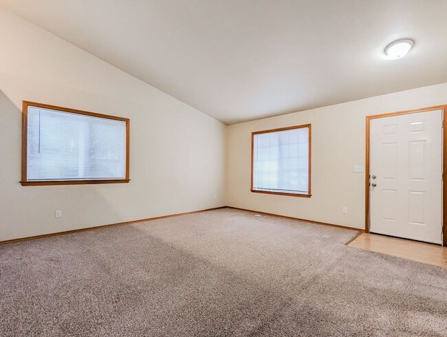 Building Photo - **Move-In Special** Spacious 3 bed, 2 bath...