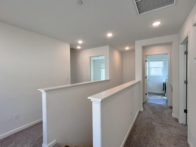 Building Photo - 537 Farmhouse Ln