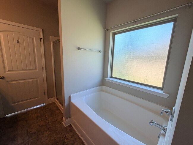 Building Photo - 2492 Bentridge Dr W