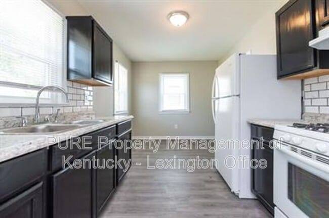 Building Photo - 817 Marcellus Dr