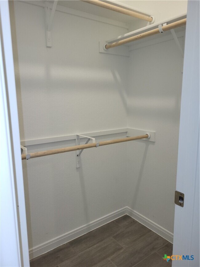 Building Photo - 1233 Fox Wing Wy