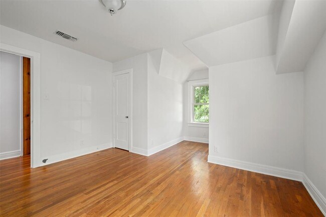 Building Photo - 2111 Kenwood Ave