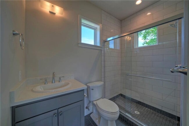 Building Photo - 1006 E 8th St