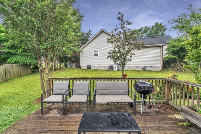 Building Photo - Three bed two bath home with 2 car garage. Less than 7 miles from airport & close to Percy Priest...