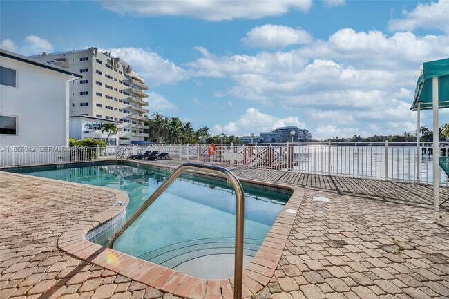 Building Photo - 4740 Pine Tree Dr