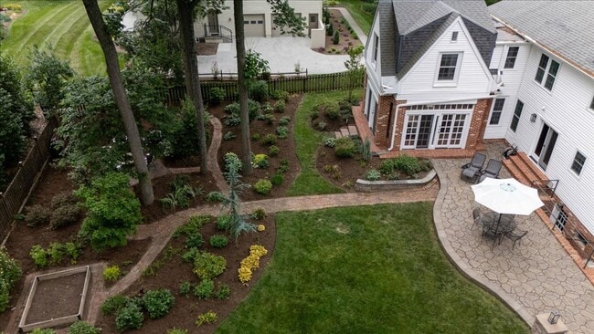 Building Photo - Spacious Home with Fenced Yard Exclusive Access to Hethwood Amenities