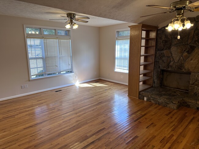 Living Room - 644 Hoot Owl Hollow Rd