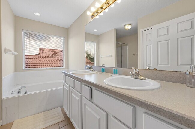 Building Photo - "Furnished 4-Bedroom Pool Home – Comfort and Style in Davenport"