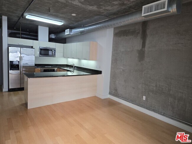 Building Photo - 645 W 9th St