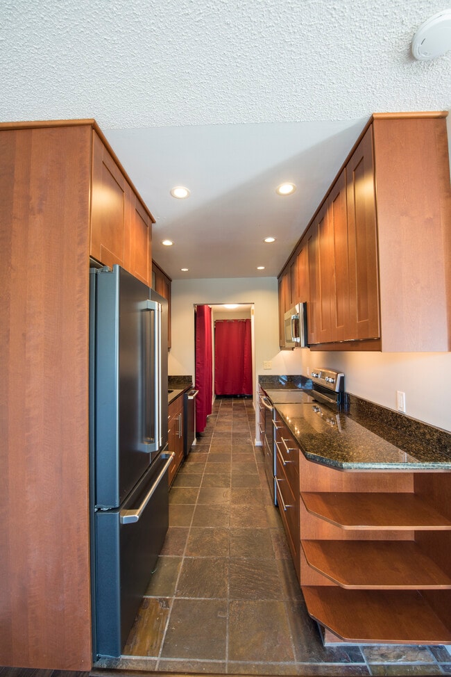 Building Photo - 2562 Thorndyke Ave W