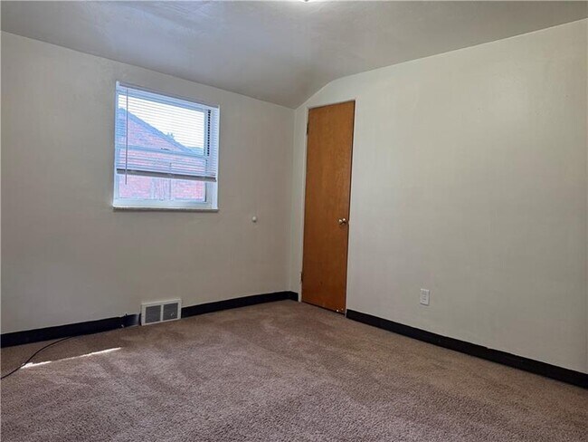 Building Photo - 823 Killarney Dr