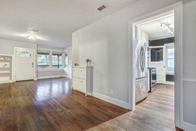 Building Photo - 1309 E 13th St