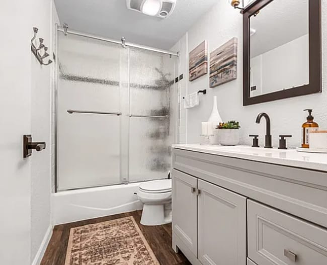 Building Photo - Charming Updated Ground-Floor 2 Bed - 1 Ba...