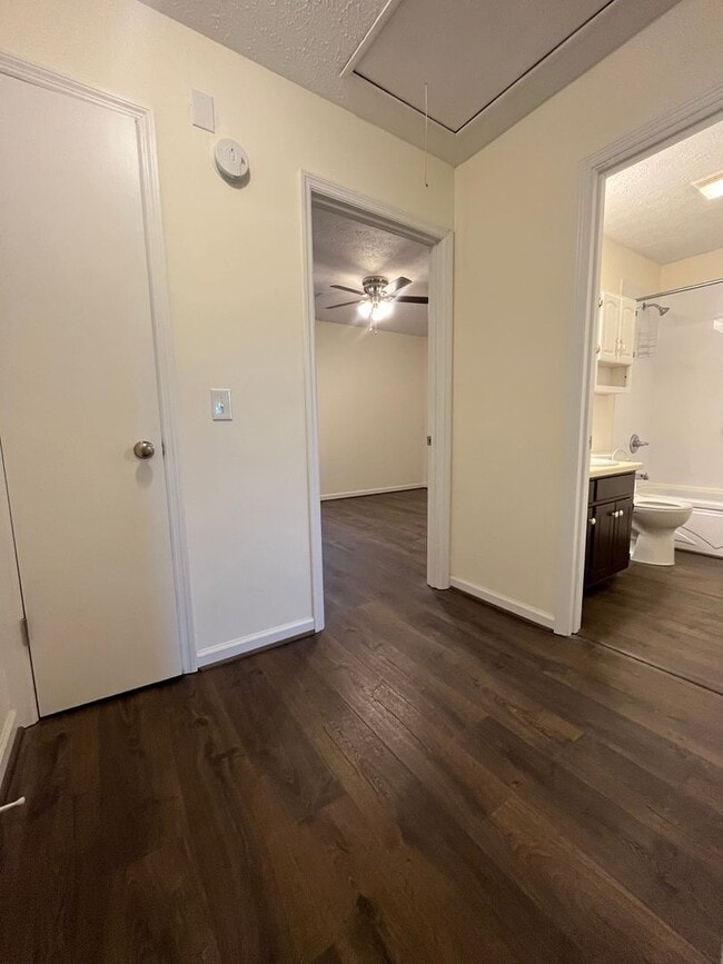 Building Photo - Recently Renovated Hendersonville Condo