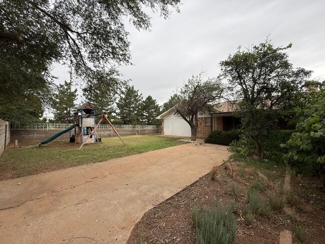 Building Photo - 3 Bed 3 Bath spacious home, with extra craft room, Lovely Backyard