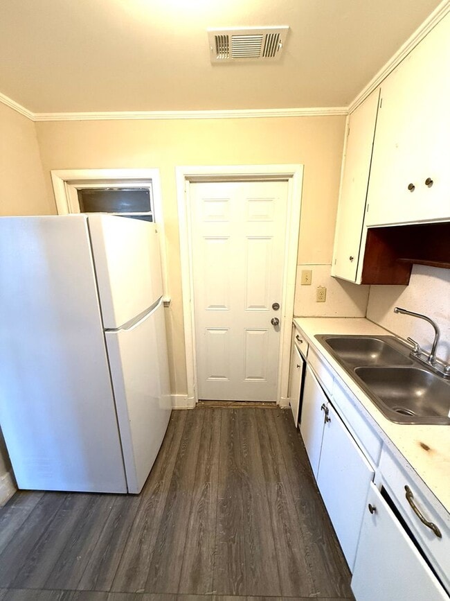 Building Photo - ** 3 bed 1 bath located in Highland Garden...