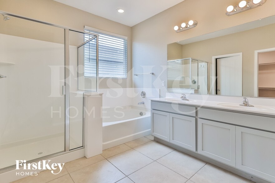 Building Photo - 11734 W Chase Ln