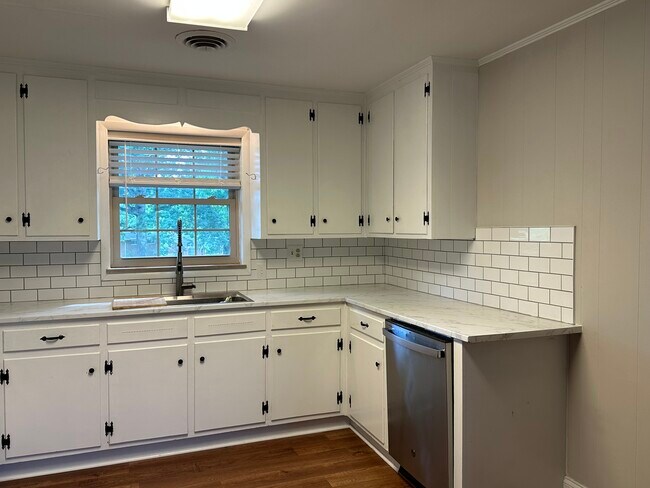 Building Photo - 1600 Plumcrest Dr