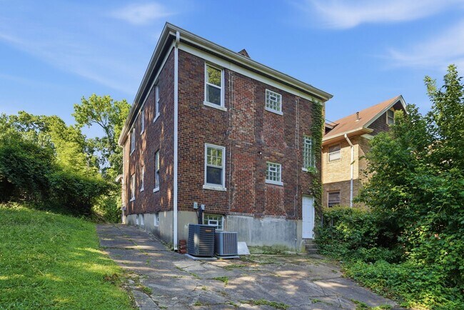 Building Photo - 682 Greenwood Ave