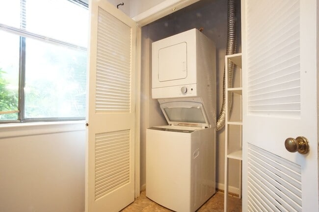 Building Photo - 3 Bed/2 Bath Townhouse. On Bus Route to Campus. Parking.