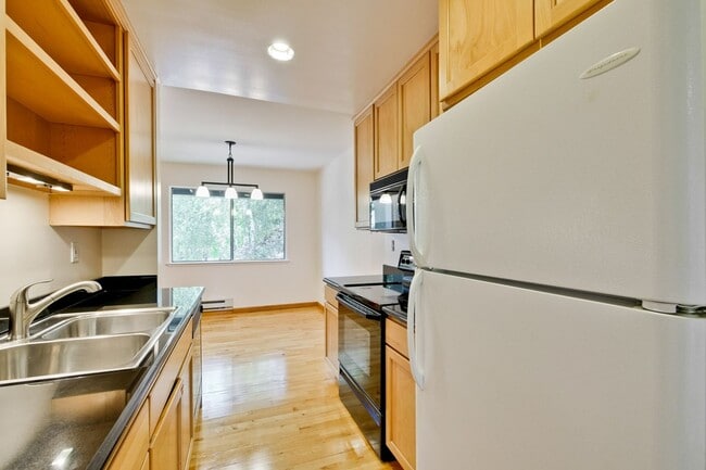Building Photo - Very Spacious 2BR 2BA Condo in the Heart o...