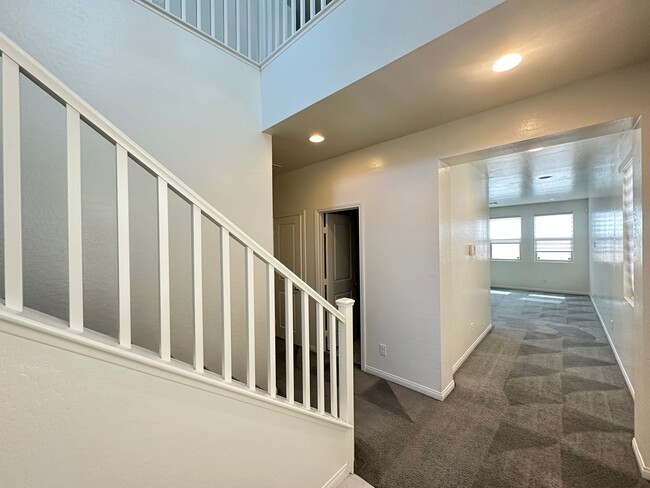 Building Photo - 6784 Pivot Point St
