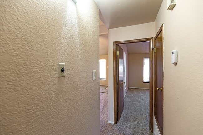 Building Photo - Super cute 2 bedroom townhouse!