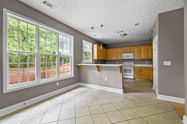 Building Photo - 4BR Home with Screened Porch Walkable to Downtown Senoia