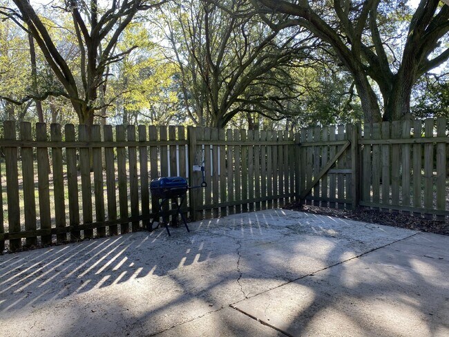 Building Photo - Charming 2 Bedroom Rental with Wood Floors in Port Allen!