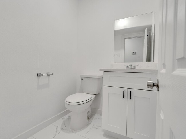Building Photo - ? Spacious & Stylish 3-Bed Home – Garage I...